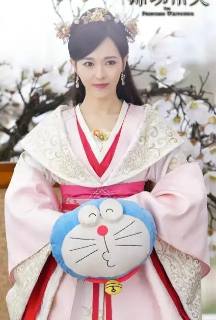 唐嫣红色血唇太抢镜，和男神杨洋同框却惊艳全场！