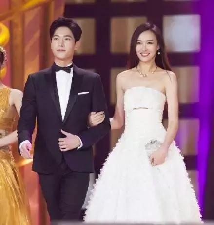 唐嫣红色血唇太抢镜，和男神杨洋同框却惊艳全场！