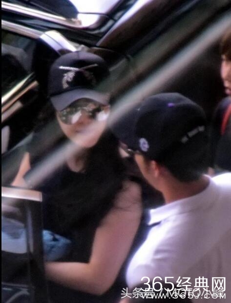 李晨范冰冰一同，情侣帽一路护送显恩爱，而我只注意冰冰的手臂