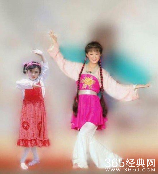 当红女星童年照，唐嫣肉嘟嘟好可爱，娜扎竟比郑爽还要美！