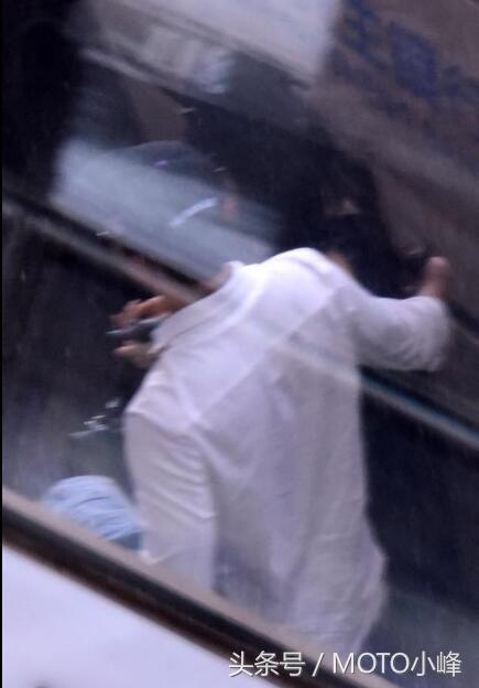 李晨范冰冰一同，情侣帽一路护送显恩爱，而我只注意冰冰的手臂