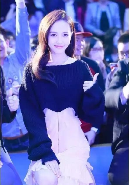 唐嫣红色血唇太抢镜，和男神杨洋同框却惊艳全场！