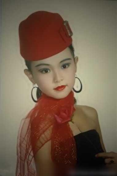 当红女星童年照，唐嫣肉嘟嘟好可爱，娜扎竟比郑爽还要美！