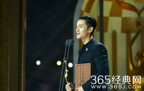 胡歌凭《琅琊榜》拿奖到手软 再揽金鹰奖两大殊荣