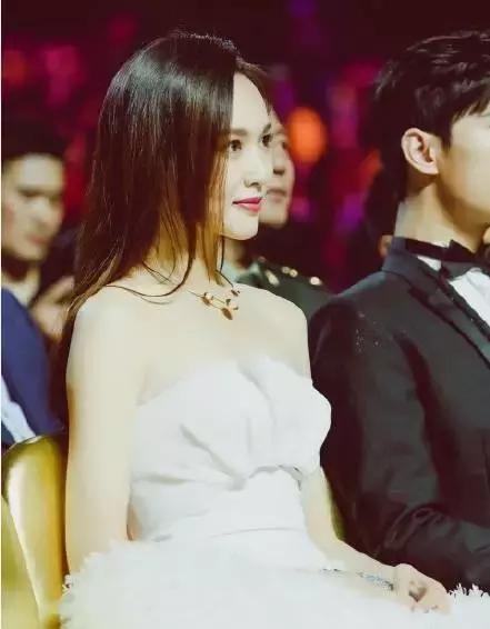 唐嫣红色血唇太抢镜，和男神杨洋同框却惊艳全场！