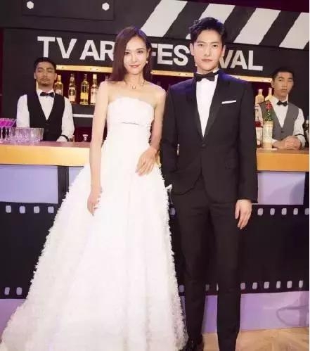 唐嫣红色血唇太抢镜，和男神杨洋同框却惊艳全场！