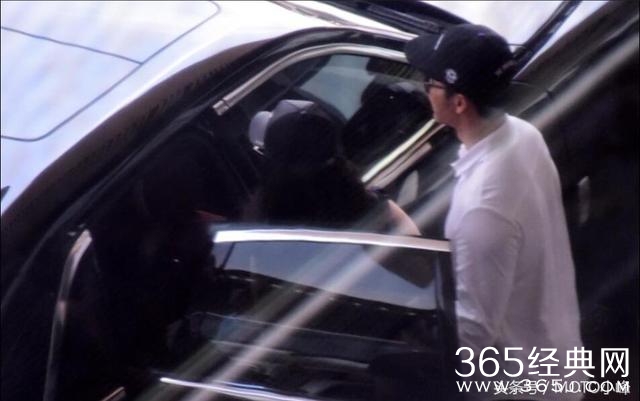 李晨范冰冰一同，情侣帽一路护送显恩爱，而我只注意冰冰的手臂