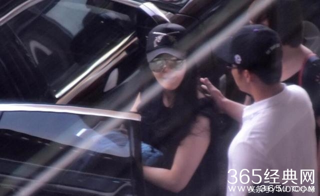 李晨范冰冰一同，情侣帽一路护送显恩爱，而我只注意冰冰的手臂