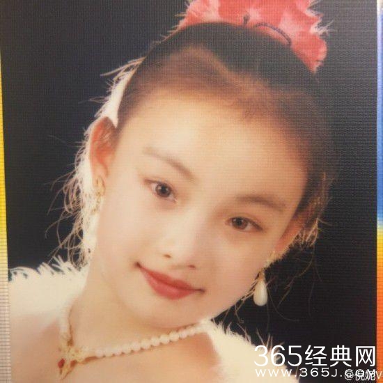 当红女星童年照，唐嫣肉嘟嘟好可爱，娜扎竟比郑爽还要美！