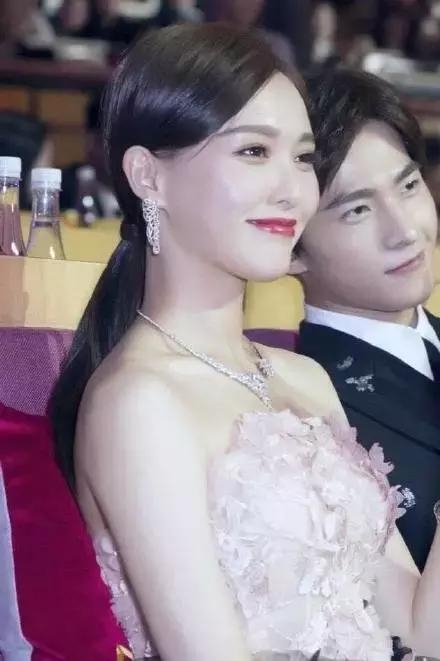 唐嫣红色血唇太抢镜，和男神杨洋同框却惊艳全场！