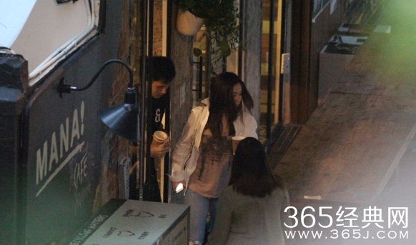 没情侣戒指！邓紫棋否认恋情 那男生只是朋友