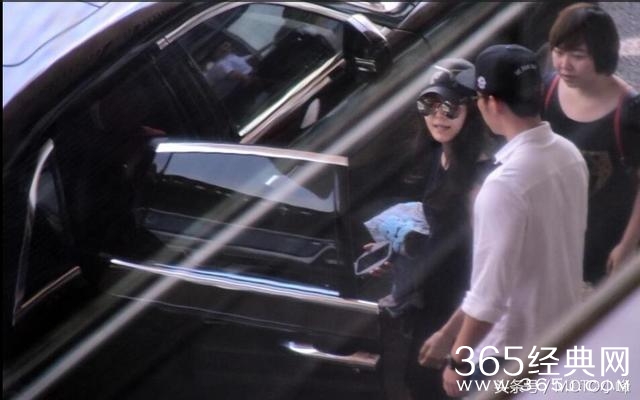 李晨范冰冰一同，情侣帽一路护送显恩爱，而我只注意冰冰的手臂