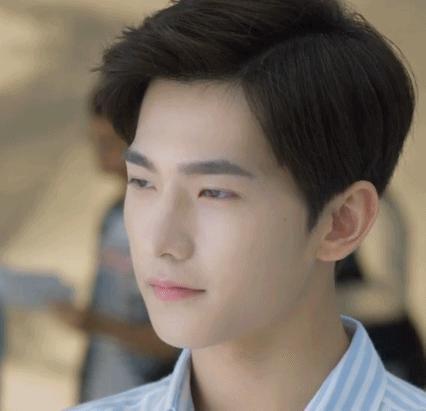 杨洋发微博，很多人看到他的指甲，而我却发现了这个