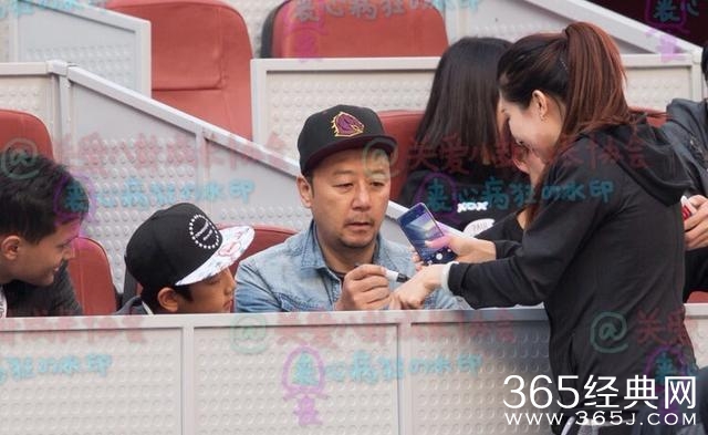 靳东的字“一丝不苟”，张一山的字和唐嫣的字有点像！