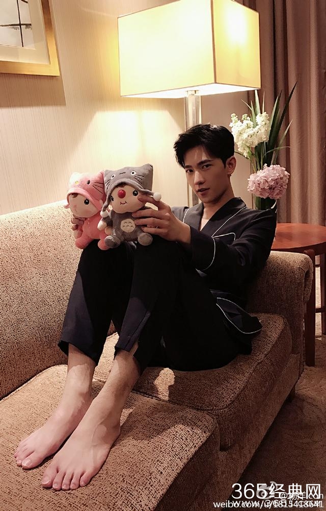 杨洋发微博，很多人看到他的指甲，而我却发现了这个