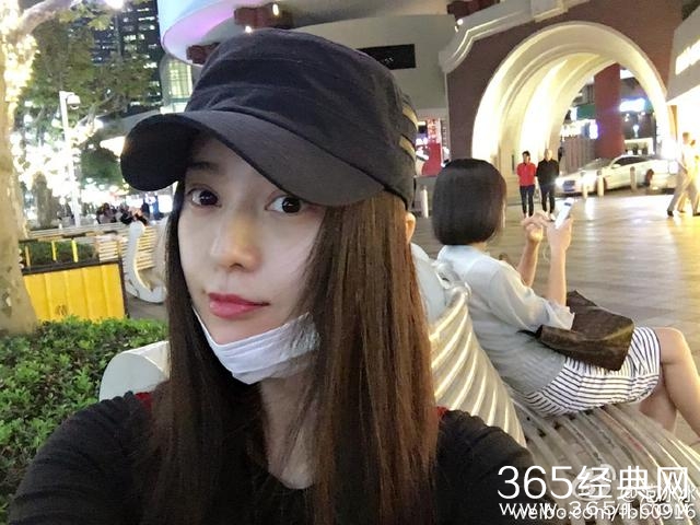 范冰冰微博晒照神似baby，却被美女路人成功抢镜