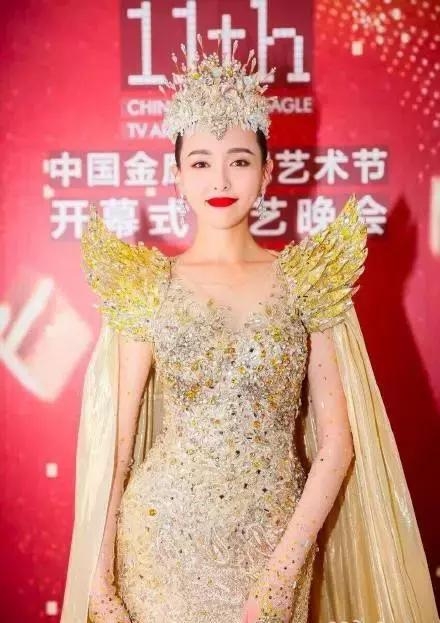 唐嫣红色血唇太抢镜，和男神杨洋同框却惊艳全场！