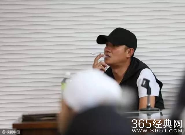 文章上戏抽烟饮啤酒又惹争议？他这几年真的走了背运么？