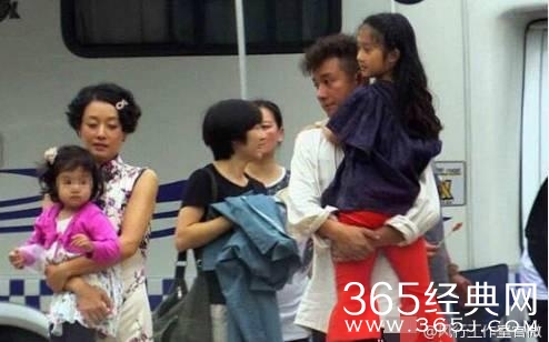 文章上戏抽烟饮啤酒又惹争议？他这几年真的走了背运么？