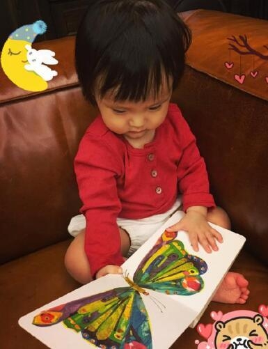 好好学习！欧弟老婆晒女儿看书照 嘟嘟脸好可爱