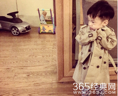 吾家有儿初长成！范玮琪儿子穿风衣外套扮帅