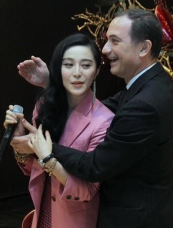 郑爽也遭“咸猪手” ，影后范冰冰独得老外恩宠