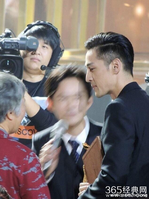 何炅微博发和胡歌的金鹰节镜头，网友：帅出天际唯有何