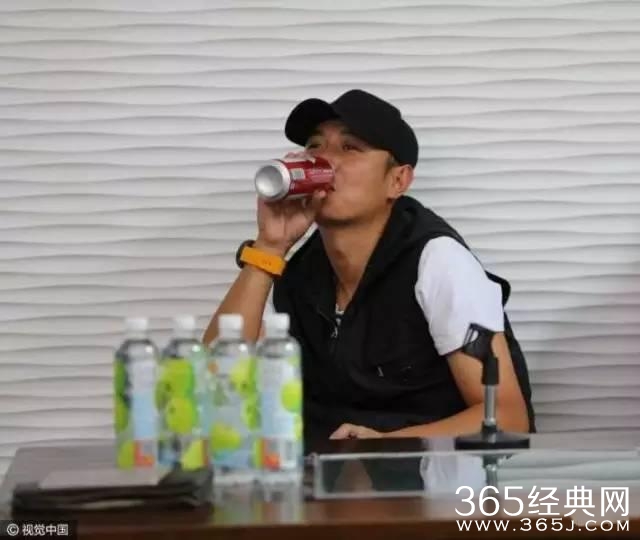 文章上戏抽烟饮啤酒又惹争议？他这几年真的走了背运么？