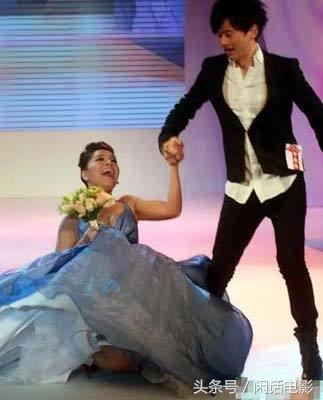 女星在红毯上的尴尬瞬间，有人摔倒，有人机智