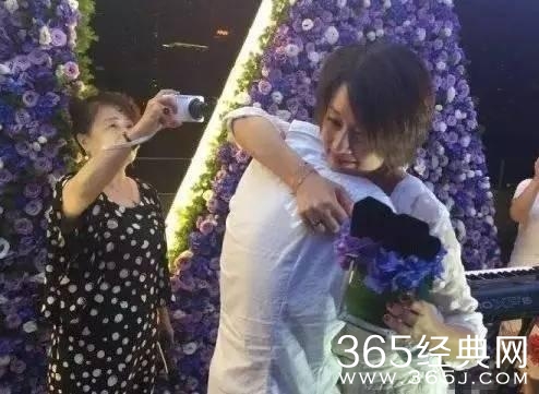 文章上戏抽烟饮啤酒又惹争议？他这几年真的走了背运么？