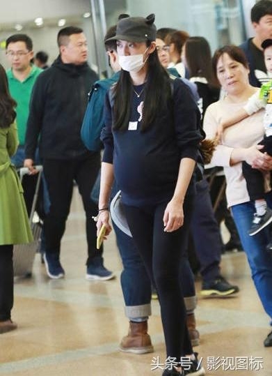 姚晨机场现身四肢纤细肚子滚圆似“带球”跑 眼看着就要掉出来了