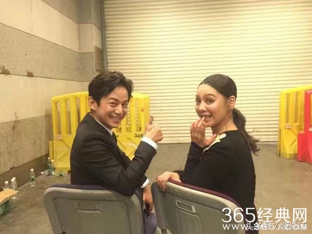 没有修过图的何炅宁静搞怪照，这是金鹰晚会后台吗？好寒酸！