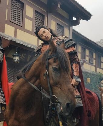 赵丽颖主演《楚乔传》片场的单春秋 帅到认不出来