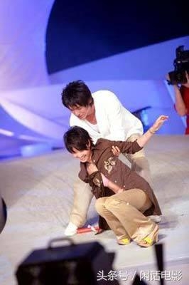 女星在红毯上的尴尬瞬间，有人摔倒，有人机智