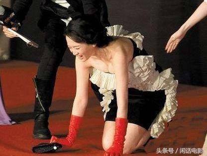 女星在红毯上的尴尬瞬间，有人摔倒，有人机智
