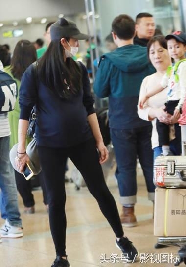 姚晨机场现身四肢纤细肚子滚圆似“带球”跑 眼看着就要掉出来了