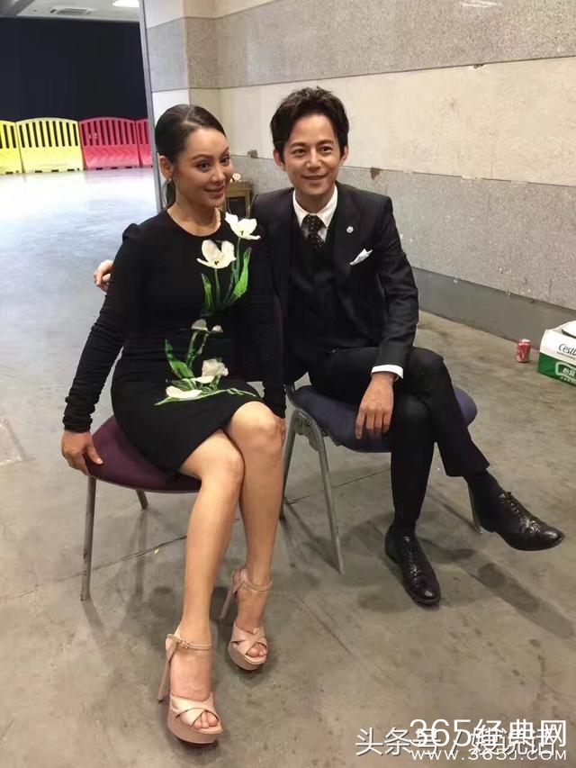 没有修过图的何炅宁静搞怪照，这是金鹰晚会后台吗？好寒酸！