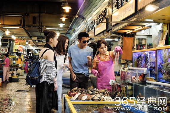 勇气十足! 阿娇阿SA活吞章鱼 吃干冰鼻子冒烟