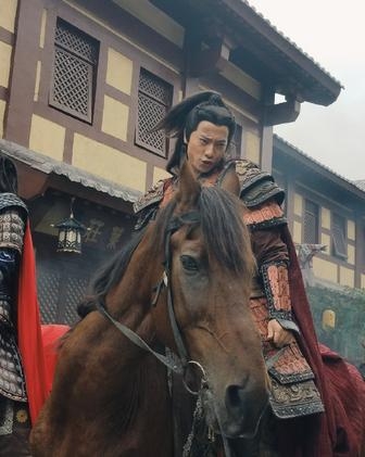 赵丽颖主演《楚乔传》片场的单春秋 帅到认不出来