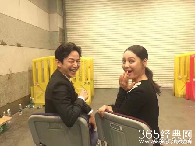 没有修过图的何炅宁静搞怪照，这是金鹰晚会后台吗？好寒酸！