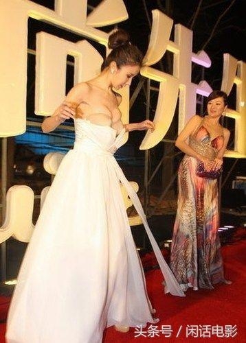 女星在红毯上的尴尬瞬间，有人摔倒，有人机智