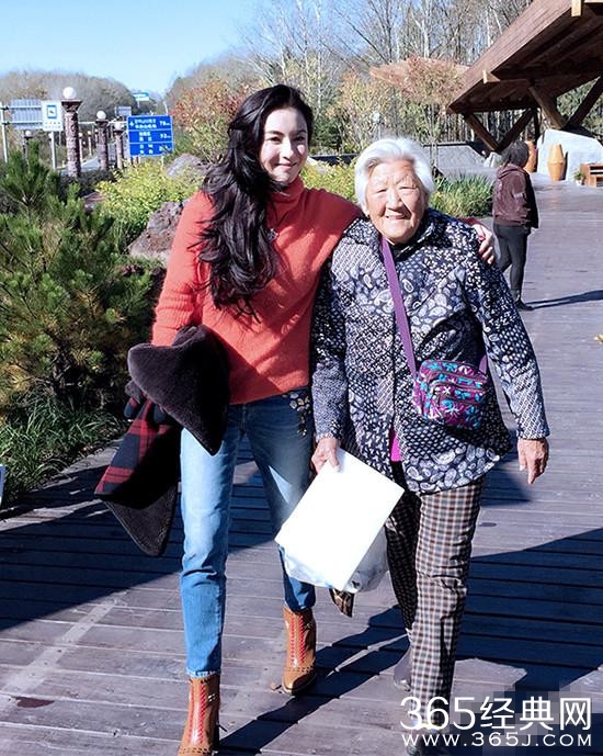 张柏芝遇史上最老粉丝 与白发奶奶相谈甚欢