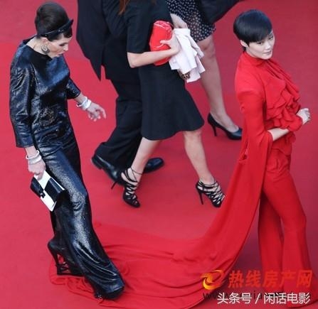 女星在红毯上的尴尬瞬间，有人摔倒，有人机智