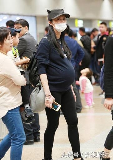 姚晨机场现身四肢纤细肚子滚圆似“带球”跑 眼看着就要掉出来了