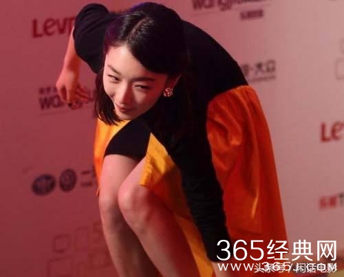 女星在红毯上的尴尬瞬间，有人摔倒，有人机智
