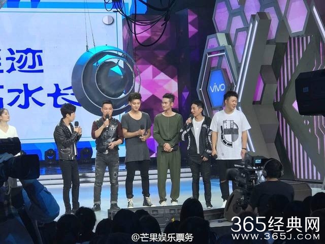 男子汉剧组上快本大开睡衣趴！杨幂佟丽娅呆萌黄子韬大叔风！