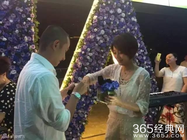 文章上戏抽烟饮啤酒又惹争议？他这几年真的走了背运么？