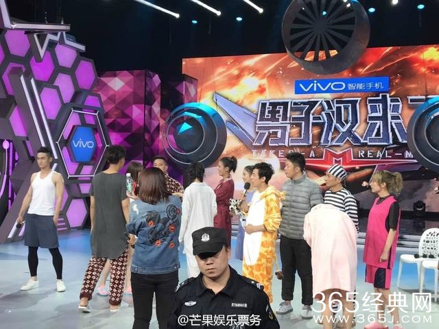 男子汉剧组上快本大开睡衣趴！杨幂佟丽娅呆萌黄子韬大叔风！