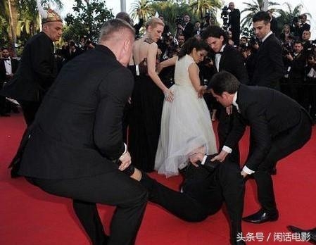 女星在红毯上的尴尬瞬间，有人摔倒，有人机智