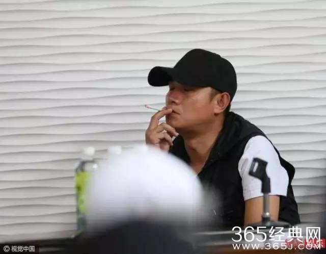 文章上戏抽烟饮啤酒又惹争议？他这几年真的走了背运么？